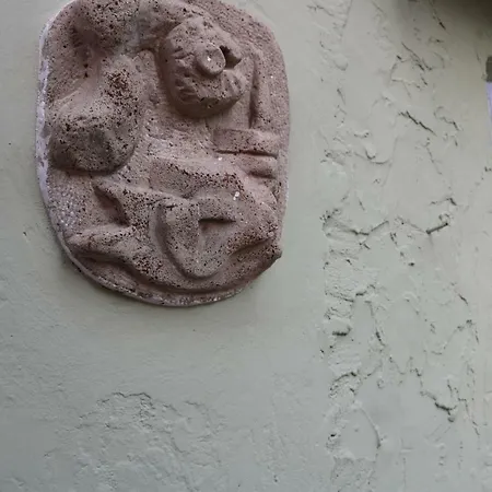 Lo Dell'artista Nyaraló *